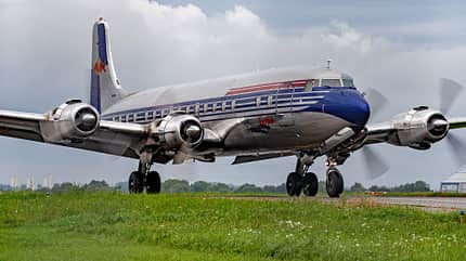 Douglas DC-6B der Flying Bulls rollt zum Start. 