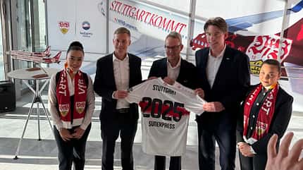 Boeing 737 Max 8 von Sun Express landet erstmals mit VfB-Sonderlackierung in Stuttgart. 