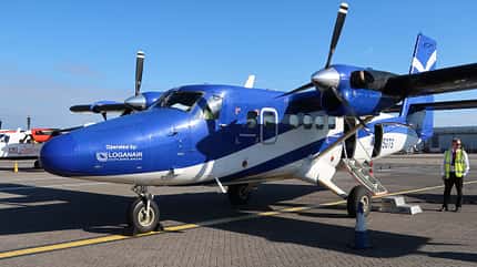 Landung am Strand von Barra mit der Twin Otter von Loganair. 