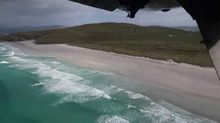 Landung am Strand von Barra mit der Twin Otter von Loganair. 