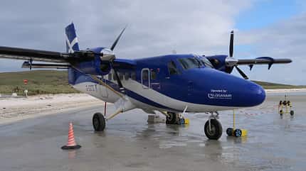 Landung am Strand von Barra mit der Twin Otter von Loganair. 