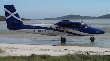 Landung am Strand von Barra mit der Twin Otter von Loganair. 