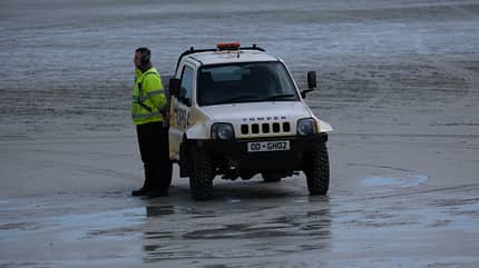 Landung am Strand von Barra mit der Twin Otter von Loganair. 