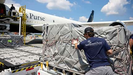 Beladung der Douglas DC-8 von Samaritan’s Purse