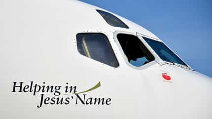 "Helping in Jesus Name"-Schriftzug auf der Douglas DC-8 von Samaritan’s Purse