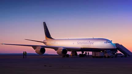 Douglas DC-8 von Samaritan’s Purse bei Sonnenuntergang in Larnaca