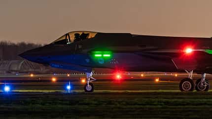 F-35A der niederländischen Luftwaffe bei einer Nachtflugübung zur Drohnenabwehr. 