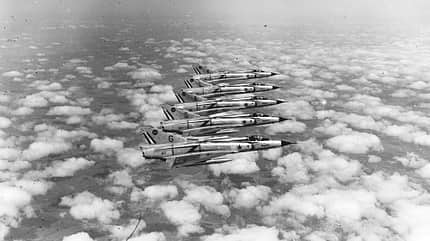 Eine Staffel von südafrikanischen Dassault Mirage IIICZ im Flug