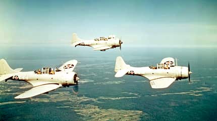 Douglas SBD-3 Dauntless der VS-5 1941 im frühen Tarnanstrich auf einem Trainingsflug