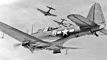 Douglas SBD-5 der VB-10 der USS „Enterprise“ auf Feindflug im März 1944