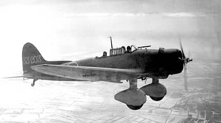 Aichi D3A1 einer bei Surabaya auf Jawa Timor stationierten Einheit 1942 auf einem Patrouillenflug