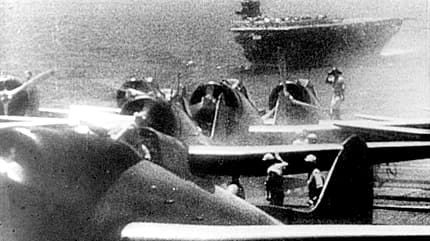 Einsatzklare Aichi D3A Typ-99-Sturzbomber auf einem japanischen Träger