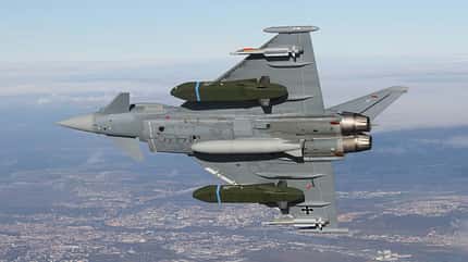 Taurus Marschflugkörper montiert an einem Kampfflugzeug.