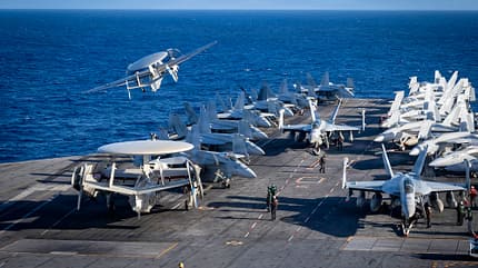 USS Nimitz, CVN-68, E-2 Volles Flugdeck auf USS Nimitz mit startendem Flugzeug