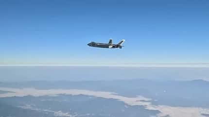 Chengdu J-20 fliegt vermeintlich über Taiwan.