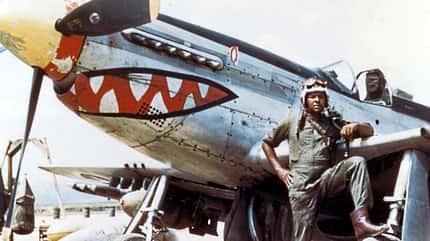 Der erste afroamerikanische Vier-Sterne-General der US Air Force Daniel James Jr. vor seiner P-51 in Südkorea