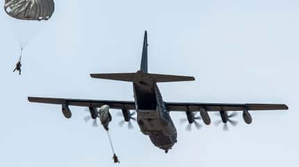 Eine MC-130J des 27th Special Operations Wing beim Absetzen von Spezialkräften