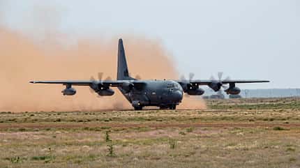 Eine MC-130J Commando II des 27th Special Operations Wing nach der Landung auf einer staubigen Piste