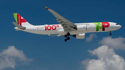 Ein Airbus A330-900 von TAP mit 100th-Sonderlackierung im Flug