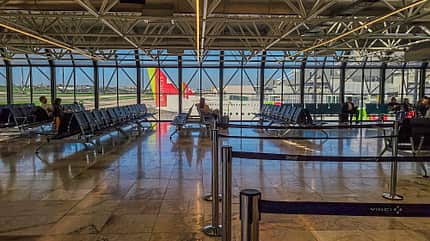Ein Wartesaal am Flughafen Lissabon mit Blick auf das Vorfeld und Flugzeugen von TAP