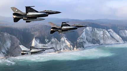 Die letzten dänischen F-16 beim Formationsflug vor der Ostseeküste.