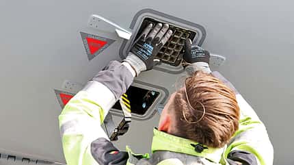 Beladung der Flare-Magazine im Bug des Airbus A400M