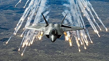 Eine F-22A im Flug mit Flares 