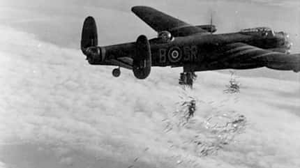 Eine britische Lancaster wirft sogenannte Düppel (Window-Täuschkörper) ab