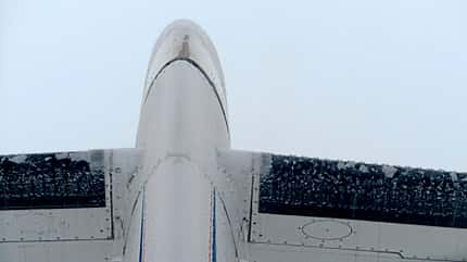 Sichtbare Eisbildung an den Vorderkanten des Höhenleitwerks einer ATR 42