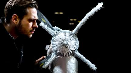 Curtis Flack (links)  untersuchen die Eisbildung am Spinner eines Advanced-Air-Mobility-Proprotor-Modells