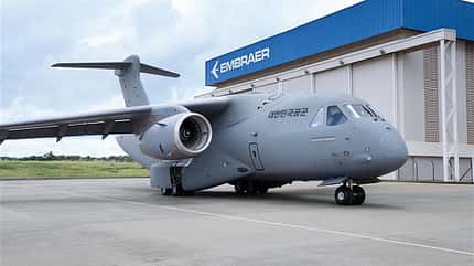 Embraer C-390 in südkoreanischen Farben am Boden vor Fabrikhalle