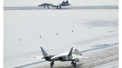 Neue Lieferung fabrikneuer Su-57 für die russische Luftwaffe - Start auf verschneitem Flugplatz. 