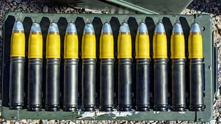 Apache-Kampfhubschrauber erhält neue Abstandszünder-Munition zur Drohnenjagd.