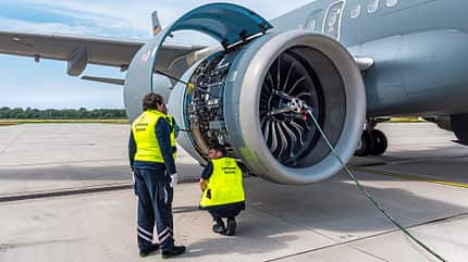 Triebwerkswäsche, Lufthansa Technik, Cyclean, Waschgang, Spray-Adapter, Waschanlage für Triebwerke Cyclean-Triebwerkswäsche an einem Airbus A321LR der Luftwaffe