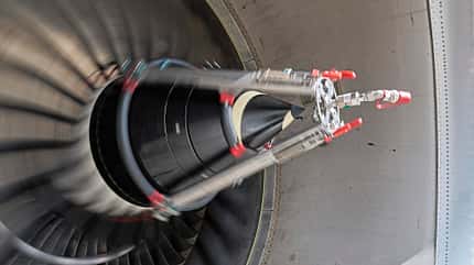 Triebwerkswäsche, Lufthansa Technik, Cyclean, Waschgang, Spray-Adapter, Waschanlage für Triebwerke Cyclean Spray-Adapter auf dem Spinner eines Triebwerks