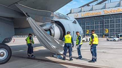 Triebwerkswäsche, Lufthansa Technik, Cyclean, Waschgang, Spray-Adapter, Waschanlage für Triebwerke Mitarbeiter der Lufthansa Technik begutachten die Wasserauffang-Plane der Cyclean-Triebwerkswäsche an einem Triebwerk