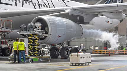 Triebwerkswäsche, Lufthansa Technik, Cyclean, Waschgang, Spray-Adapter, Waschanlage für Triebwerke Triebwerkswäsche einer A340-300 in einem Hangar bei Lufthansa Technik