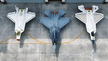 Zweiter Prototyp des türkischen Stealth-Kampfjets Kaan vor dem Hangar.