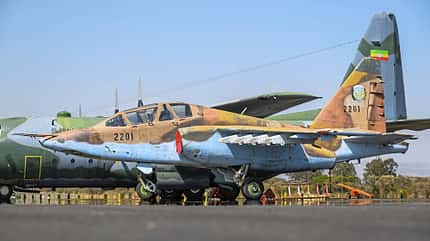 Suchoi Su-25, Äthiopien, Kampfflugzeug, Luftwaffe, 2201, Militärflugzeug, Tarnanstrich, Düsenflugzeug, Luftfahrt, Flugplatz Äthiopisches Kampfflugzeug vom Typ Suchoi Su-25 auf einem Flugplatz, Seitenansicht, Tarnanstrich, Kennung 2201.