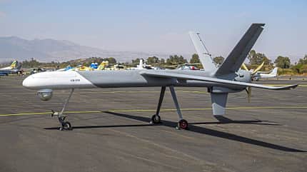 Drohne, Äthiopien, unbemanntes Luftfahrzeug, Militärdrohne, Flugplatz, Luftfahrt, Aufklärungsdrohne, Propellerflugzeug, 2026, Seitenansicht Große militärische Drohne auf einem Flugplatz in Äthiopien, Seitenansicht, im Hintergrund weitere Flugzeuge und Berge.