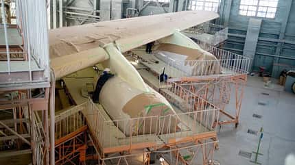 In der Lackierhalle des Flugzeugwerks Woronesch wird eine neue Il-96-300 lackiert.