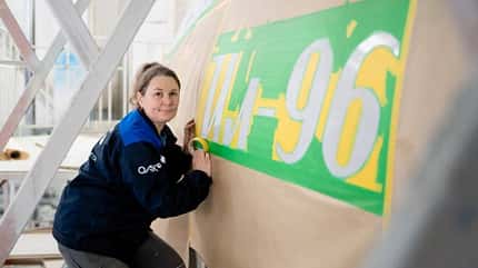 In der Lackierhalle des Flugzeugwerks Woronesch wird eine neue Il-96-300 lackiert.