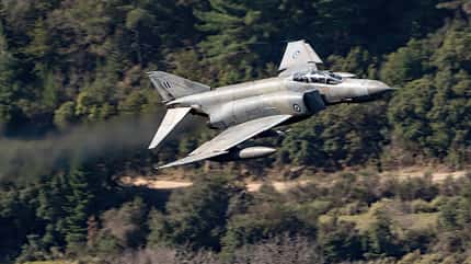 Kampfjets aus Griechenland und Frankreich beim Tiefflug durch die Vouraikos-Schlucht in Griechenland.