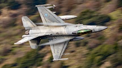 Kampfjets aus Griechenland und Frankreich beim Tiefflug durch die Vouraikos-Schlucht in Griechenland.