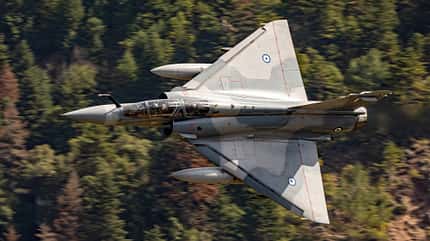 Kampfjets aus Griechenland und Frankreich beim Tiefflug durch die Vouraikos-Schlucht in Griechenland.