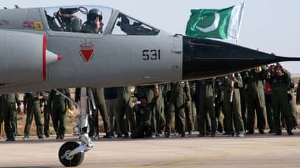 Pakistanische Mirage III rollt zum Start. 
