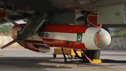 Pakistanische Mirage III mit Taimoor-Marschflugkörper.