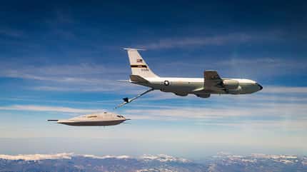 B-21, Raider, Northrop Grumman, Stealth, USA Neue B-21 Raider beim Luftbetankungstest - erste Aufnahmen von oben.