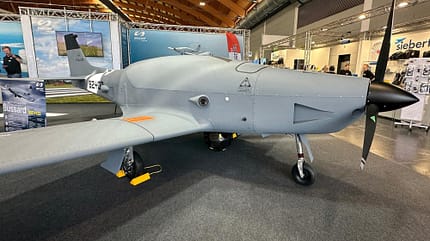 Neue deutsche Militär-Drohne Breezer Bussard auf der Aero 2026.