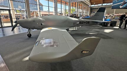 Neue deutsche Militär-Drohne Breezer Bussard auf der Aero 2026.